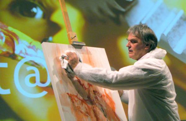 Heinrich Wagner beim Geschichtenerz�hlen mit Pinsel, Schwamm und Farbe im Rahmen der art@work Pr�sentation