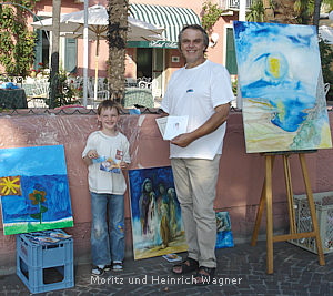 Moritz mit seinem Bild und Heinrich Wagner mit seinem Wettbewerbsbeitrag im Werden vor dem Hotel Riviere in Bardolino Moritz mit seinem Bild und Heinrich Wagner mit seinem Wettbewerbsbeitrag im Werden vor dem Hotel Riviere in Bardolino