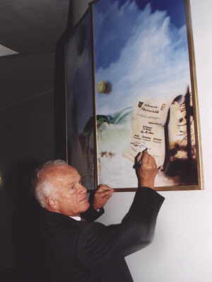 LH Ratzenb�ck beim Signieren des �lgem�ldes von Heinrich Wagner - H�hnharter Reflexionen �l auf Leinen 360 x 140 cm 4 teilig
